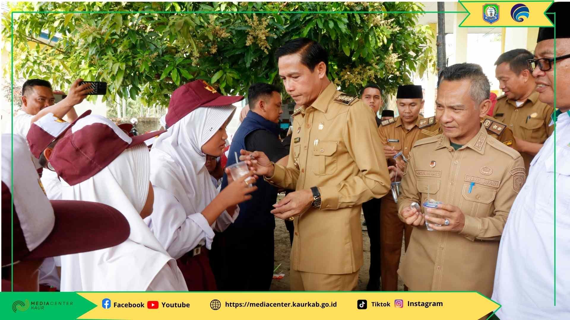 Dukung Anak Sehat dan Bebas Kecacingan, Bupati Kaur Laksanakan POPM di SDN 79 