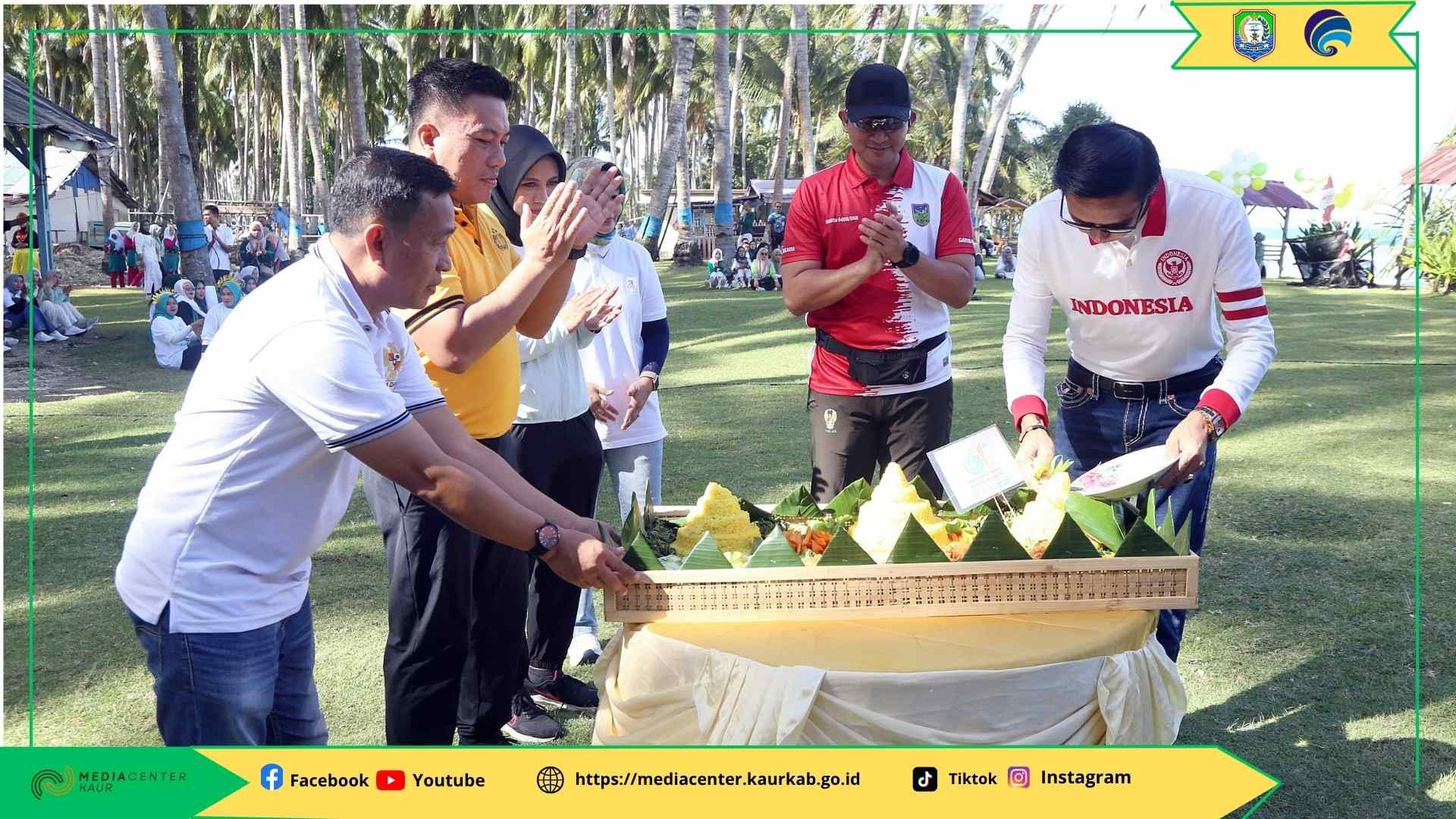 Puncak Peringatan HKN di Kabupaten Kaur, Bupati Gusril Potong  Tumpeng 