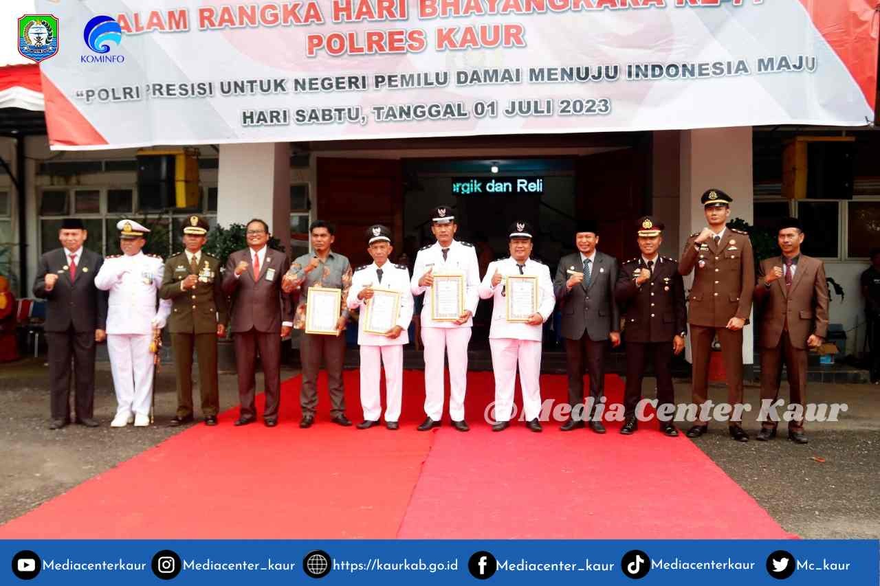 Upacara HUT Bhayangkara Ke 77, Personil Polres dan Tokoh Masyarakat Terima Penghargaan